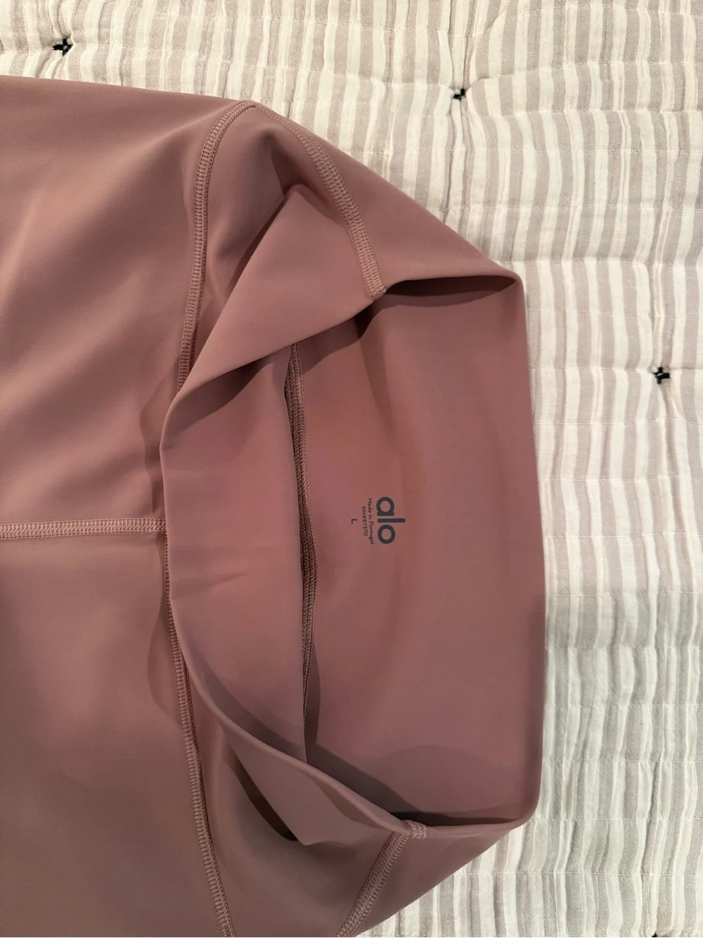 Alo High-Rise Ripped Leggings in Mauve L